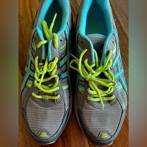 Rugged neutral runner in mesh with bright overlays
GEL Cushioning size 11, new